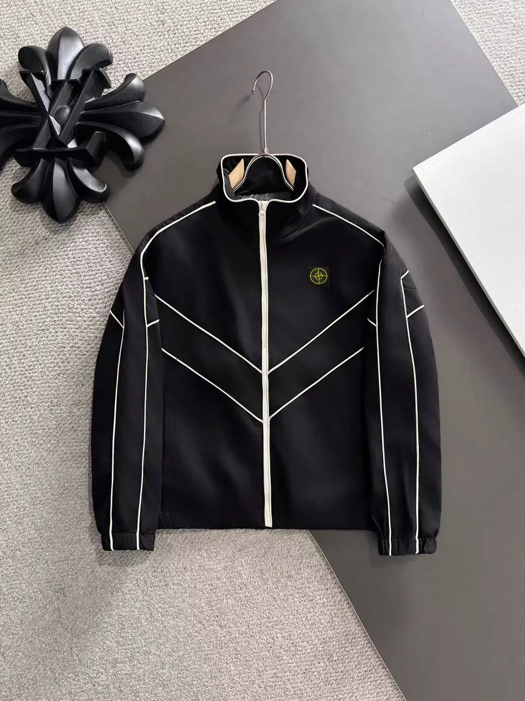 Next day shipping P720 Stone lsland/stone island high quality 2025 autumn and winter new casual heavy industry suit exclusively developed by yb! High quality production! The top version of the trading company channel order, external orders for imported custom fabrics, high breathability and comfort, impeccable details, absolutely worth buying! This type of suit is also a must-have for lazy people. You don’t have to think about how to match it, you can just get it in one set! Brand element design concept, delicate and soft feel! It presents a casual cut and the upper body shape is great! On sale simultaneously on the official website! From a high-end men's positioning brand, the low-key luxury taste is irresistible! Exquisite workmanship and impeccable quality! The overall style is simple, fashionable and timeless, fully meeting the requirements of stylish and tasteful dressing! Size: M to 5XL (or state your height and weight when placing an order)